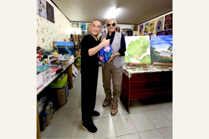 Lin Xiaofan, left, and Timor-Leste President Jose Ramos-Horta.
